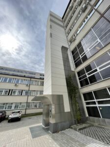 Montaż zewnętrznego szybu windowego