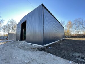 Konstrukcja hali o poszyciu z blachy trapezowej